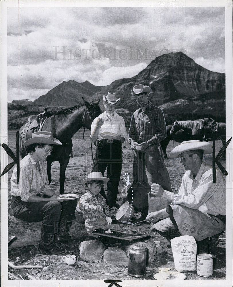 1958 Press Photo Trail Riders Shore Waterton Lakes National Park Alberta Canada - Historic Images