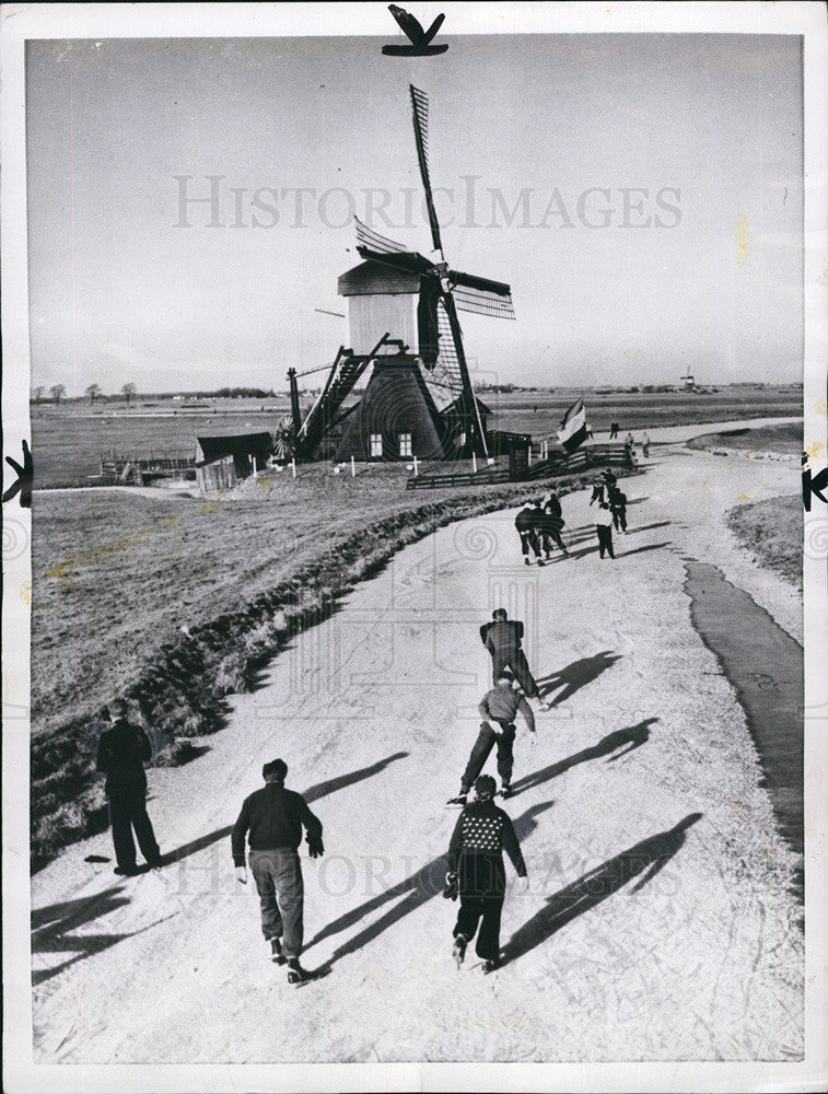 1956 Press Photo Ice Skaters Glide Past Windmill In Leiden Holland In 40MI Tour - Historic Images