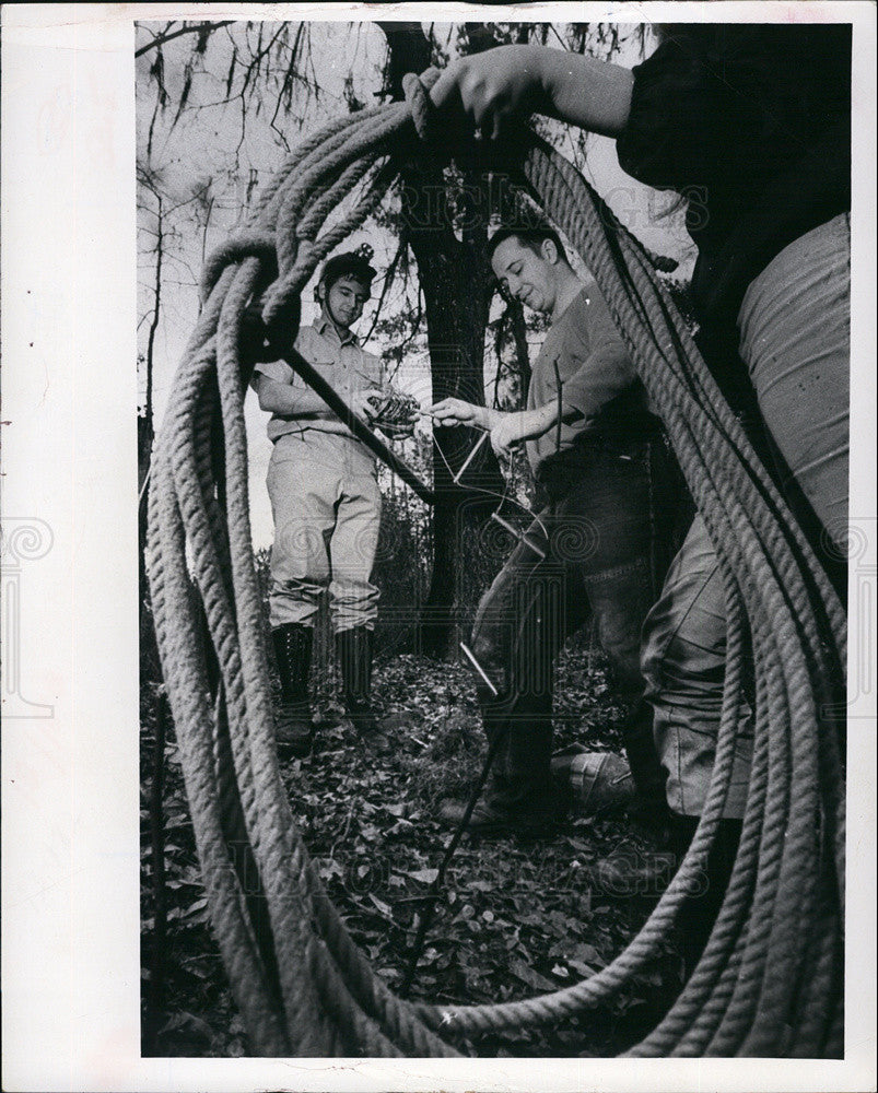 1970 Press Photo Florida Spelunkers Explore Rockey Terrain - Historic Images