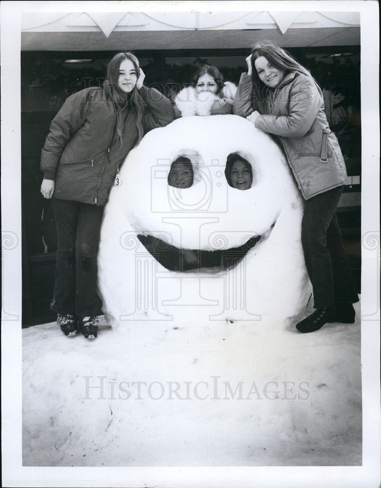 1973 Press Photo Girls Build Huge Head From Snow With Two Girls Inside - Historic Images