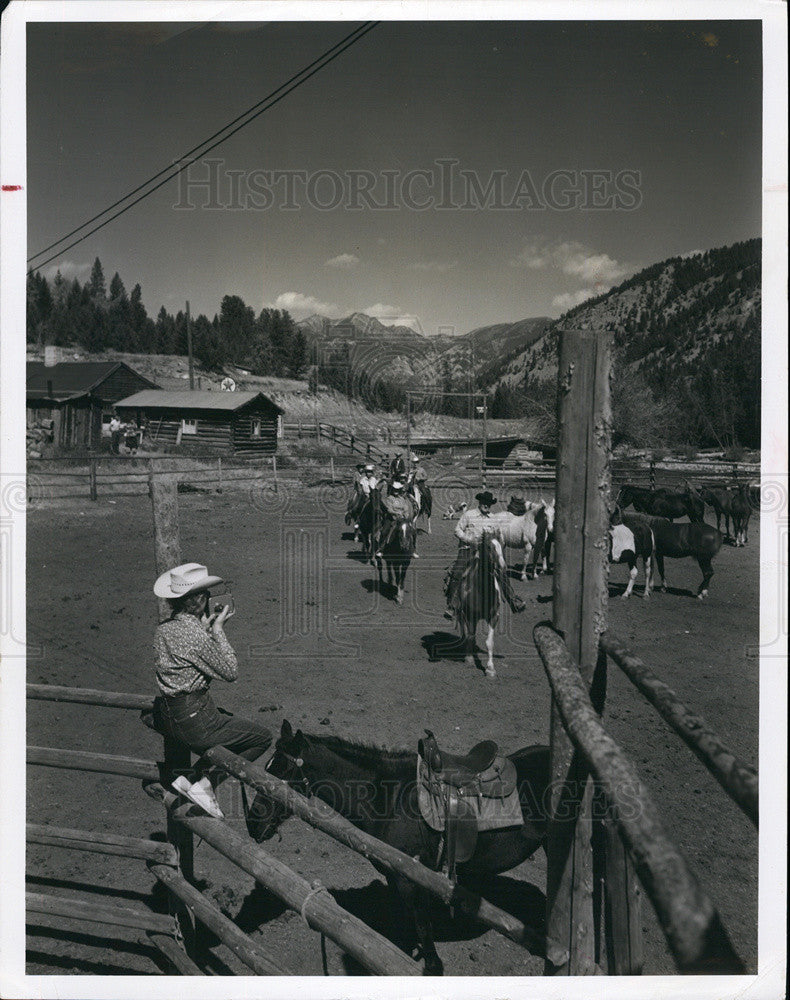 Press Photo A Visitor Shoots a Western at Gallatin Canyon in Boseman, Montana. - Historic Images