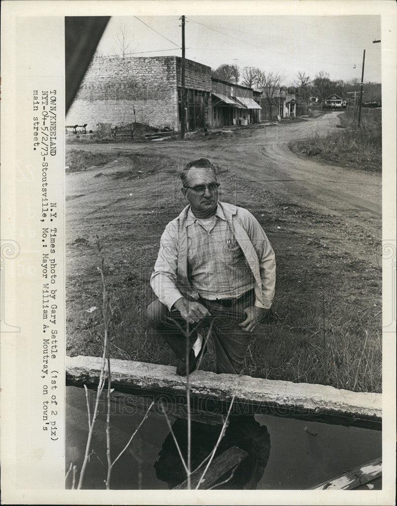 1973 Press Photo Mayor William A Moutray on Town&#39;s Main Street - Historic Images