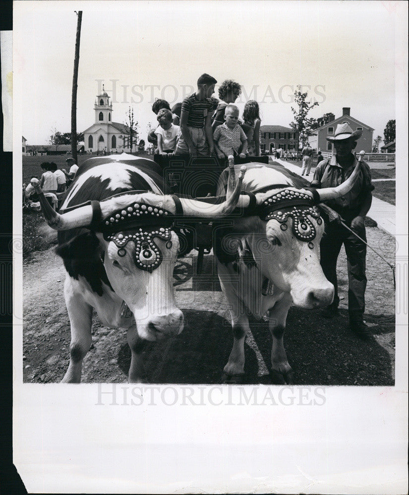 1963 Press Photo Children Riding In Ox Cart Upper Canada Village Vacation - Historic Images