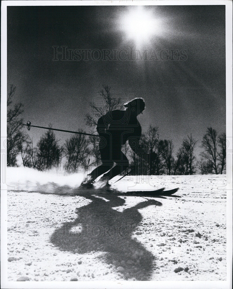 1981 Press Photo Skiier in Manitoba, Canada - Historic Images