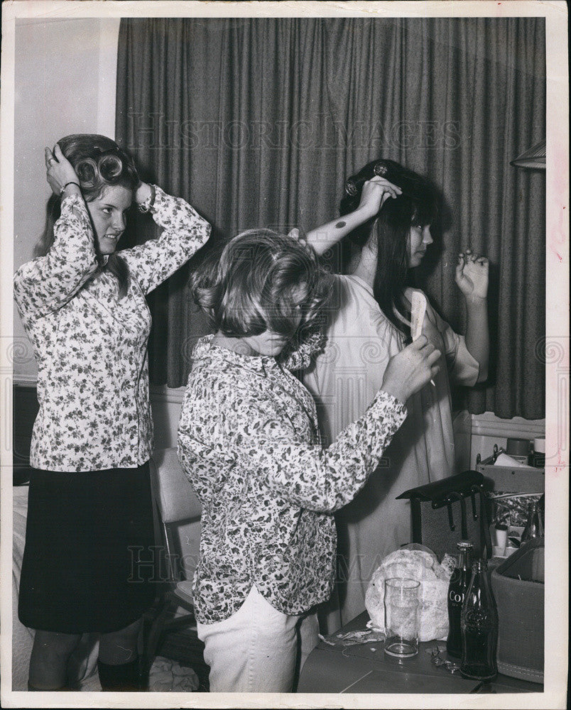 1967 Press Photo Girls get Ready for Mardi Gras Parade - Historic Images