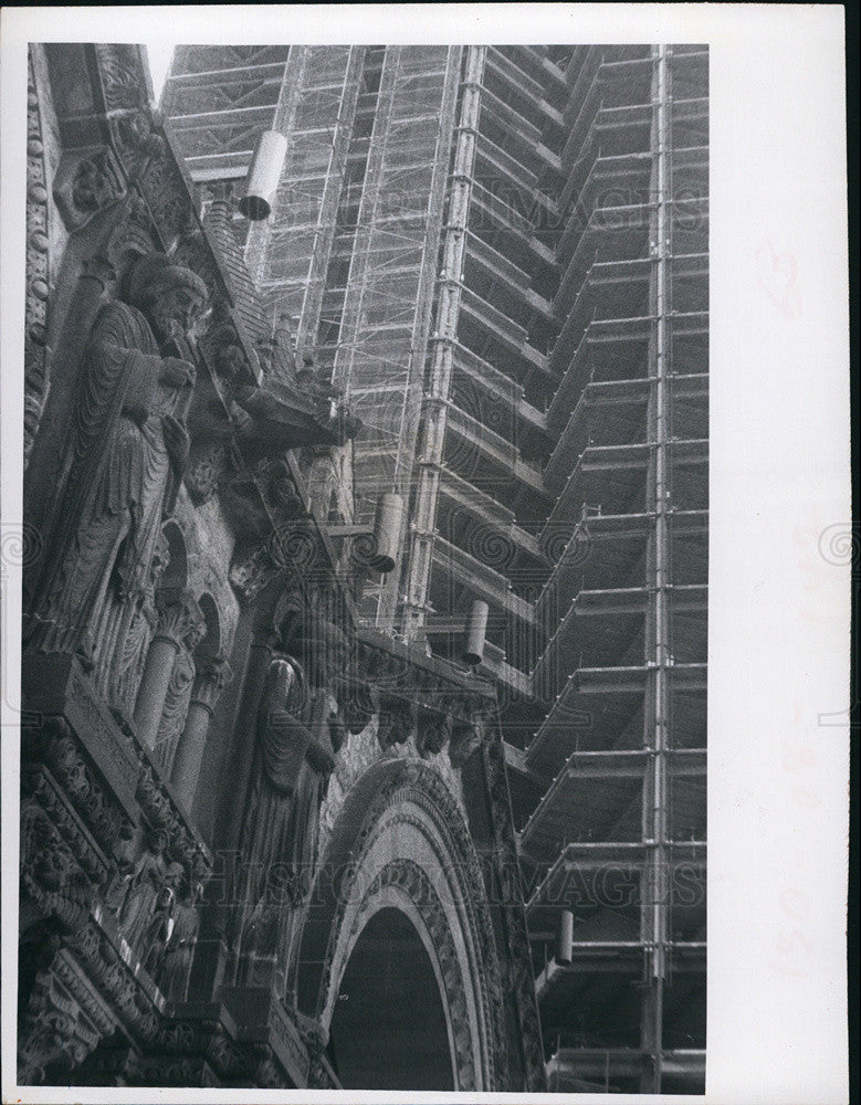 1971 Press Photo Hancock Tower Dwarfs Boston's Trinity Church - Historic Images