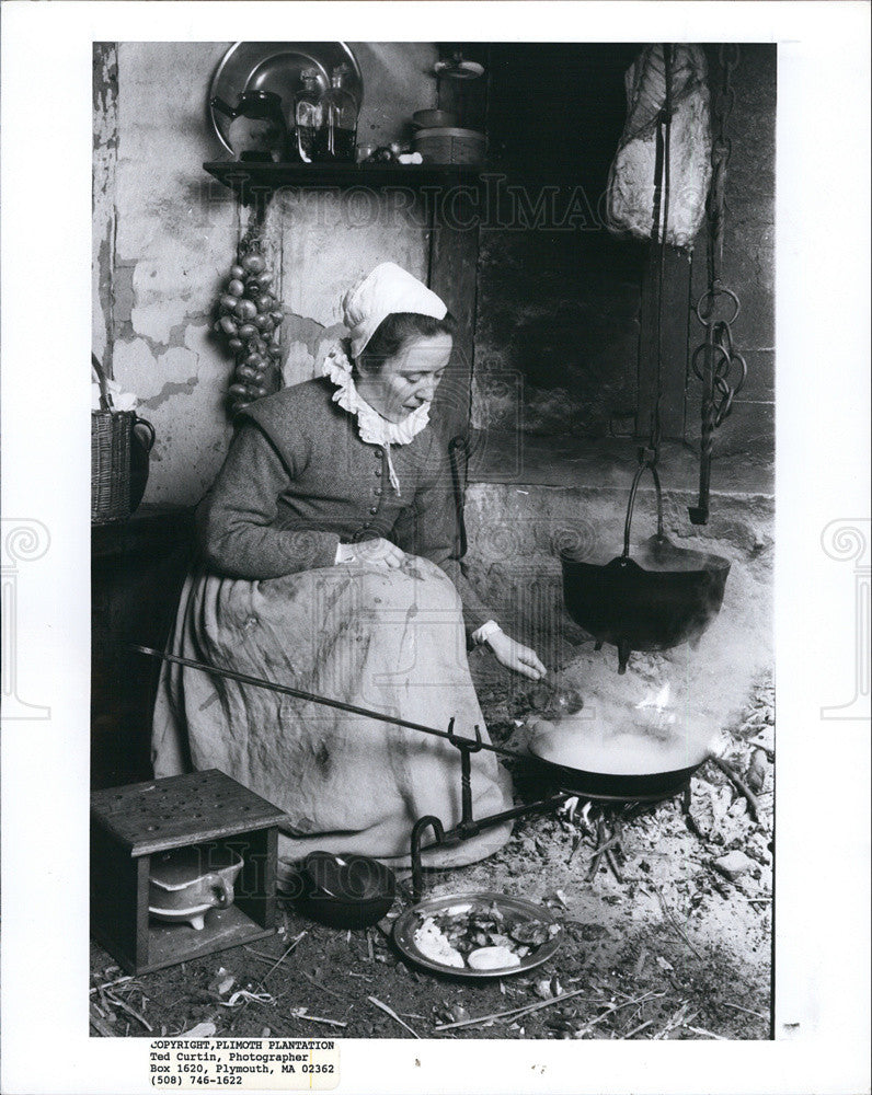 1993 Press Photo An "Interpreter" at Plimoth Plantation wears authentic dress - Historic Images