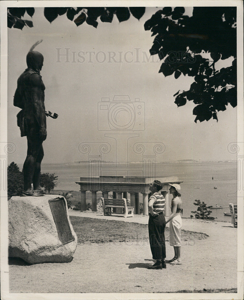 Press Photo Stern bronze figure of an Indian Sachem with his peace pipe - Historic Images