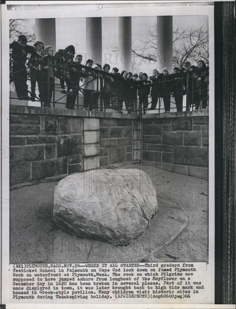 1966 Press Photo Third graders from Teaticket School Falmouth at Plymouth Rock - Historic Images