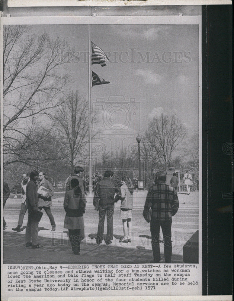 1971 Press Photo Workmen lower American and Ohio Flags at Kent State University - Historic Images