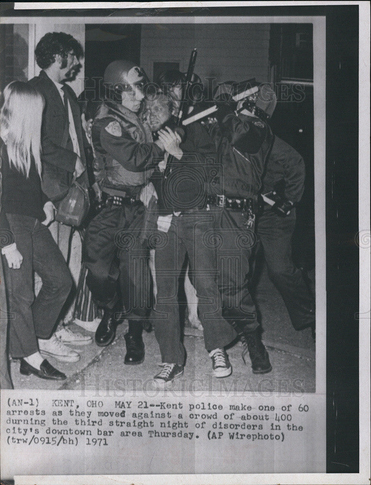 1971 Press Photo Kent police make an arrest during third night of disorder - Historic Images