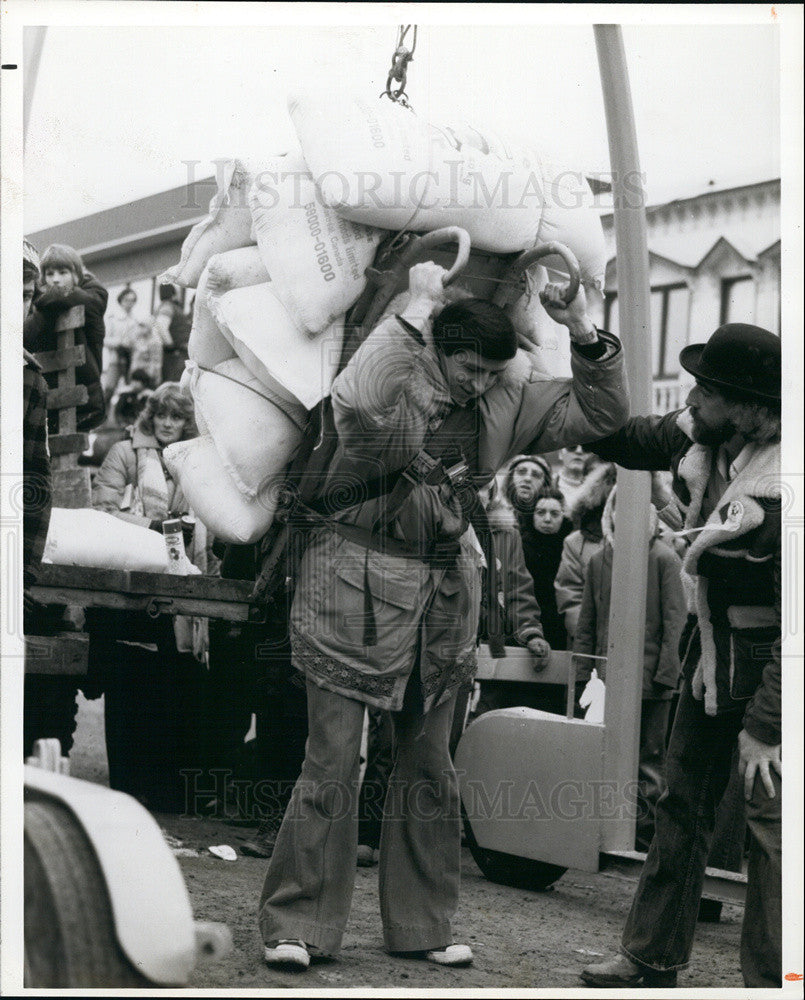 1981 Press Photo Sourdough Rendevouz in the Yukon,contest to carry flour sacks - Historic Images