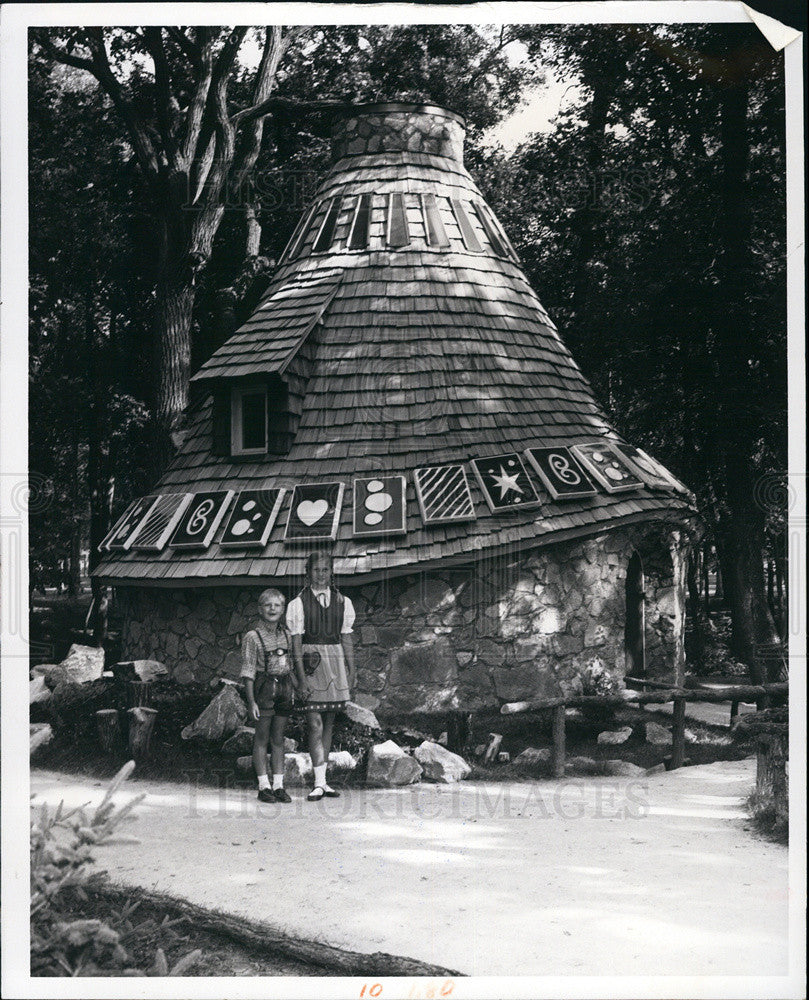 1974 Press Photo Witche&#39;s hut from Hansel &amp; Gretel, Kildonan Park in Winipeg Can - Historic Images