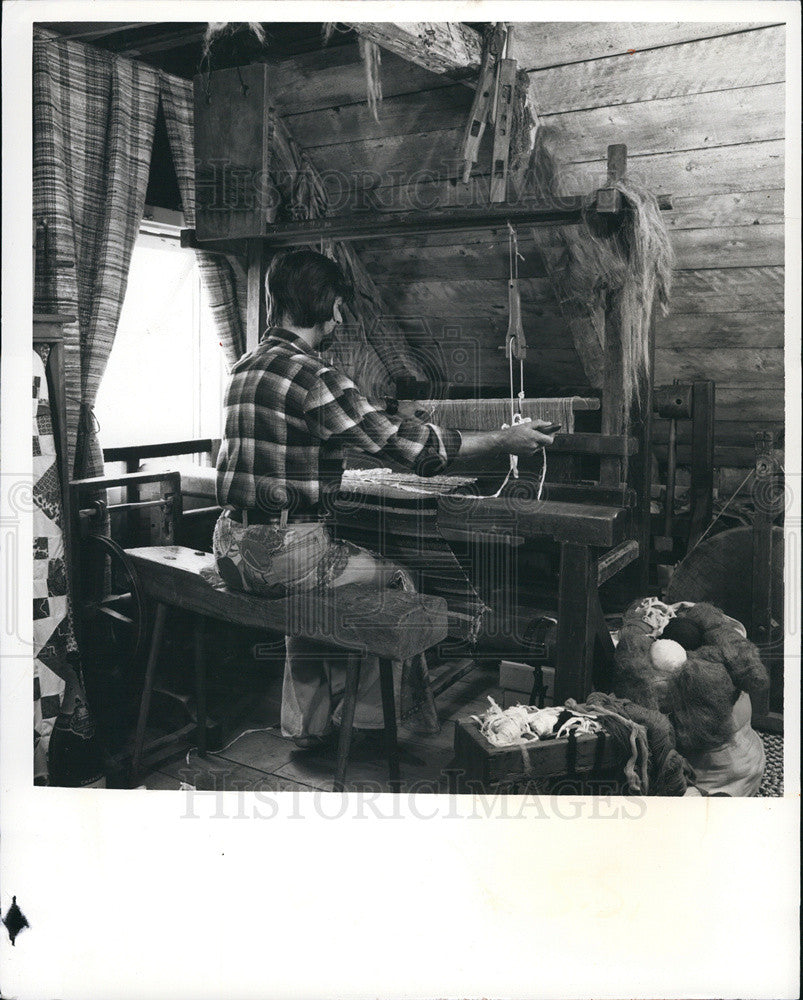 1975 Press Photo Textile Weaver At Work - Historic Images