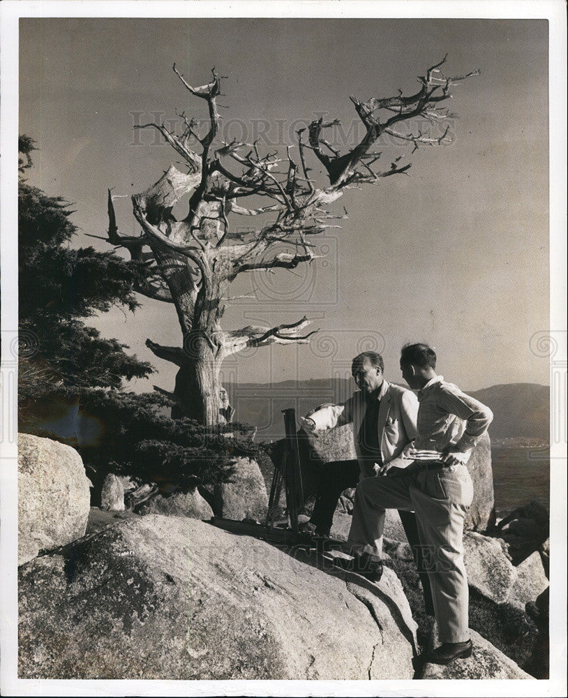 Press Photo Artist John Cunningham Critiques Student&#39;s Work On Location - Historic Images