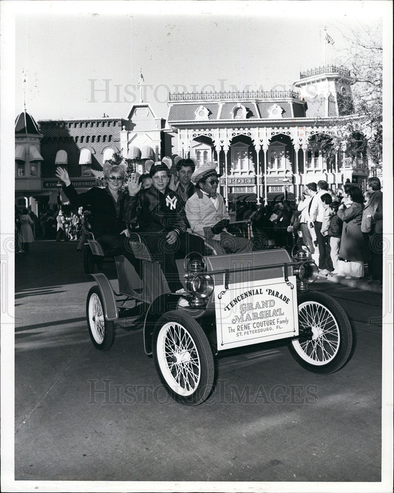 1982 Press Photo Rene Couture &amp; Children Candy &amp; Peter Server As Grand Marshals - Historic Images