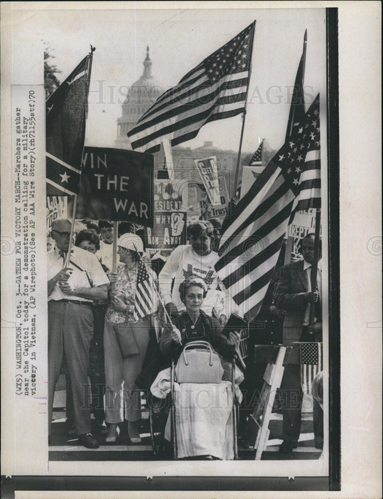 1970 Press Photo Crowd gathers for Win the War parade - Historic Images