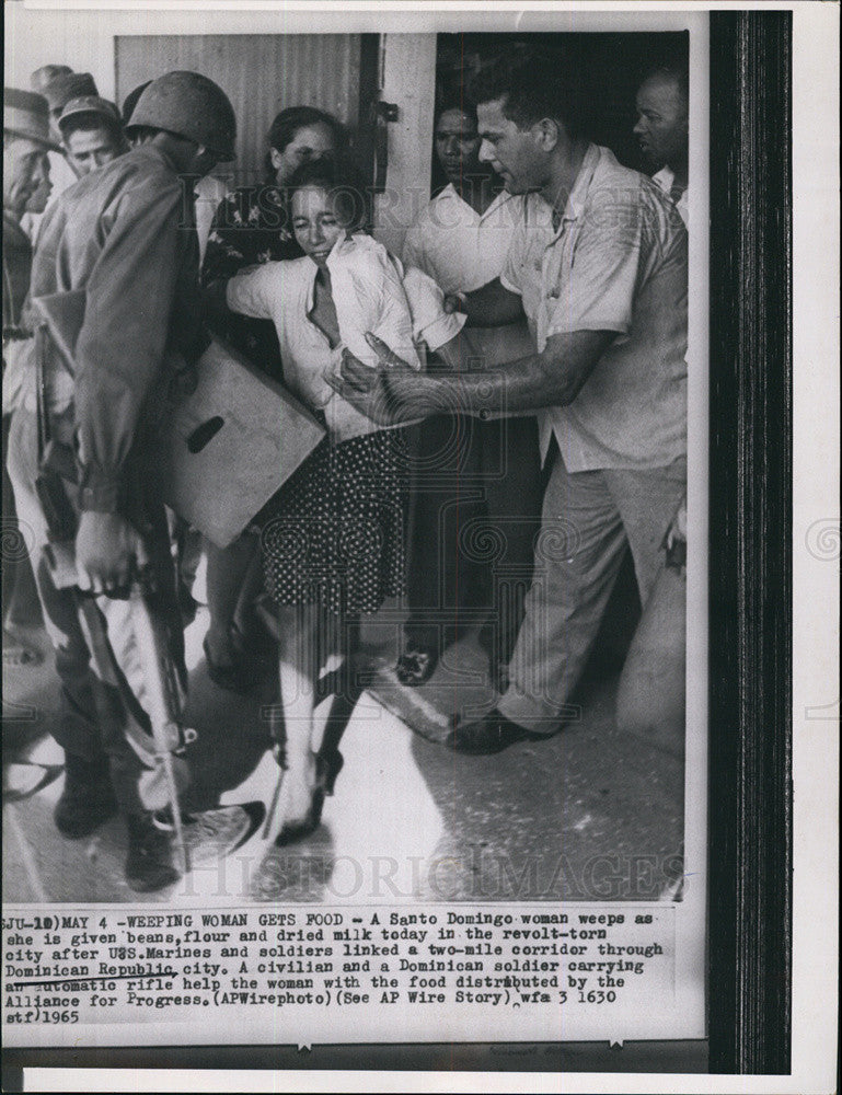 1965 Press Photo Santo Domingo woman given food by US soldiers - Historic Images