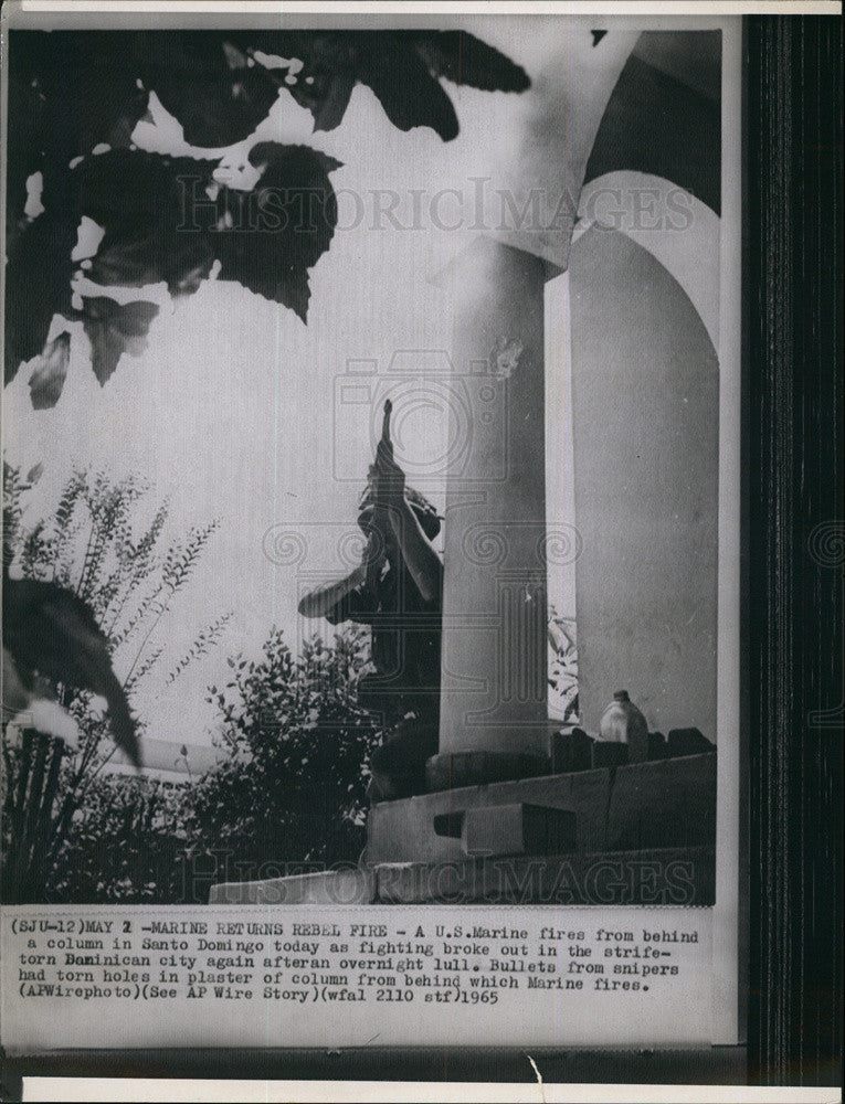 1965 Press Photo US Marine in fight in Santo Domingo - Historic Images