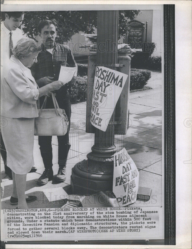 1966 Press Photo pickets demonstrating against atom bombing Japan cities - Historic Images