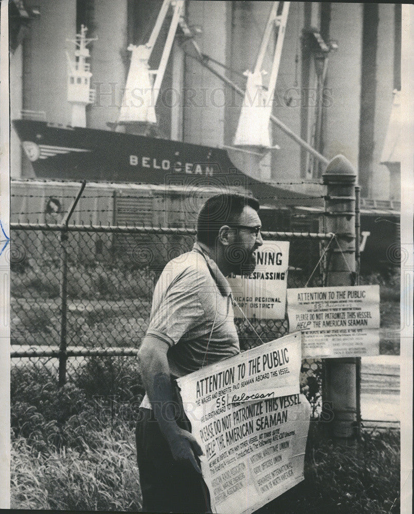 1972 Press Photo A Protester of Maritime Union Picketing Calumet Docks - Historic Images