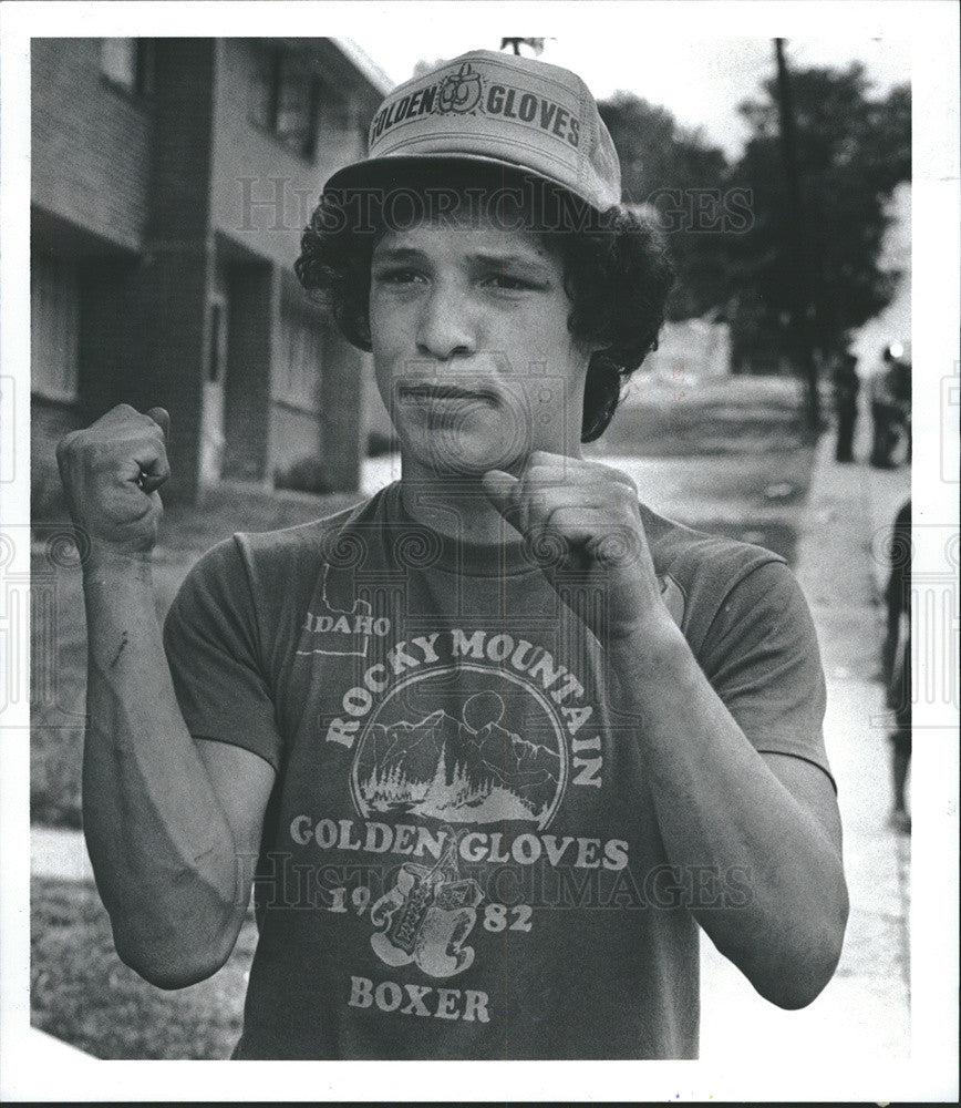 1982 Press Photo Mike Hernandez Describing Fight Which Turned to Shooting - Historic Images