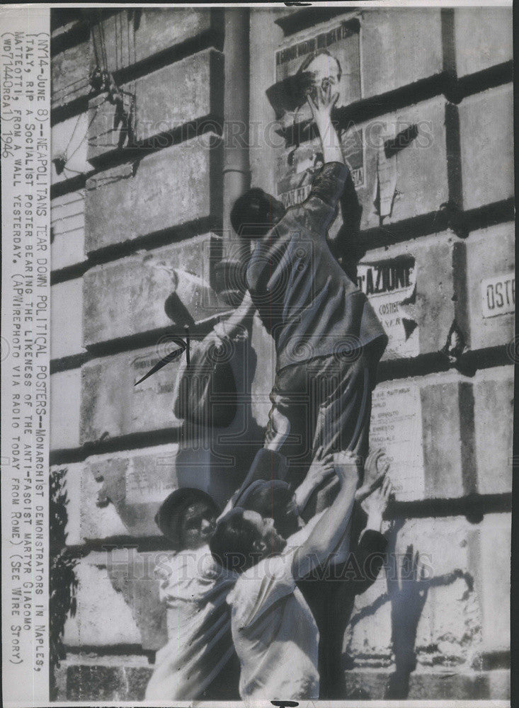 1946 Press Photo Neapolitans tear down political postes of anti-fascist - Historic Images