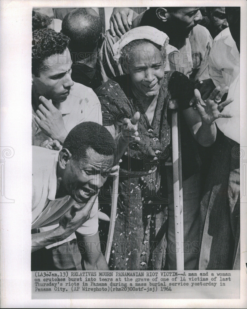 1964 Press Photo Relatives mourn Panamanian victim of riots at mass burial - Historic Images