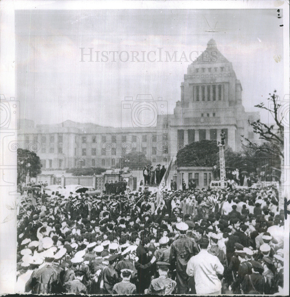 1964 Press Photo Japanese Student Demonstrators At Parliament Building In Tokyo - Historic Images