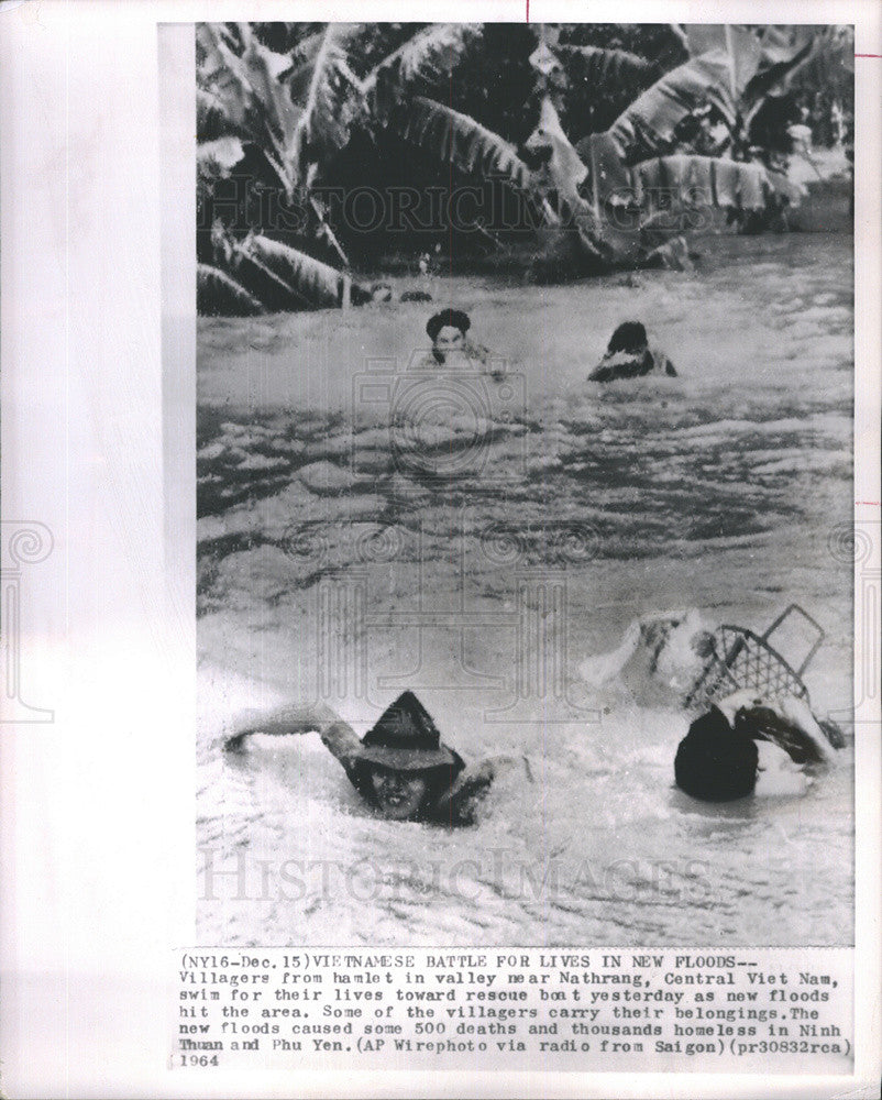 1964 Press Photo Vietnamese Battle For Lives In Floods Near Nathrang - Historic Images