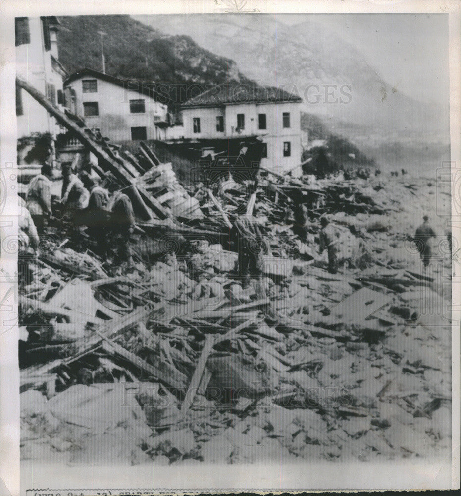 1963 Press Photo Troops search for flood victims  in Longarone Italy - Historic Images