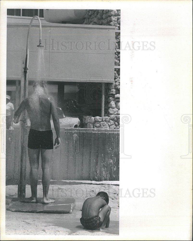 1965 Press Photo Showers at Clearwater Beach Florida - Historic Images