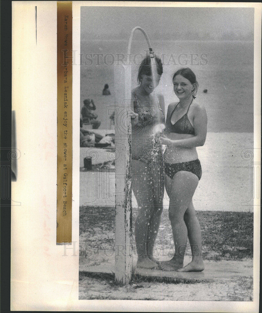 1972 Press Photo Showers at Gulfport Beach Mississippi - Historic Images