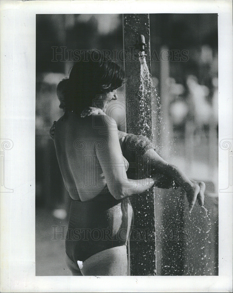 1981 Press Photo Clearwater Beach Goers Can Shower Before They Beach - Historic Images