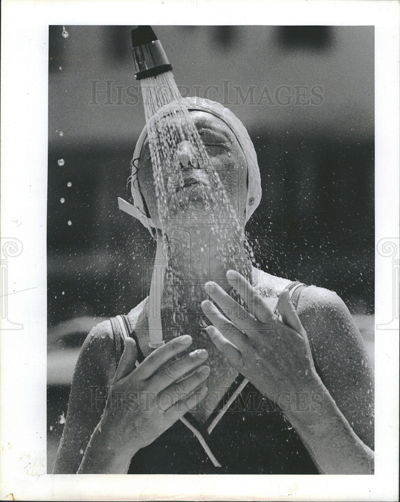 1981 Press Photo Anneliese Goerks Get Releif From Heat At Showers Clearwater Bch - Historic Images