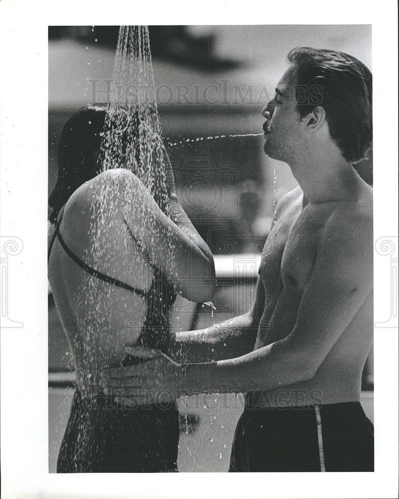 1981 Press Photo of a couple playing around at a Florida beach shower - Historic Images