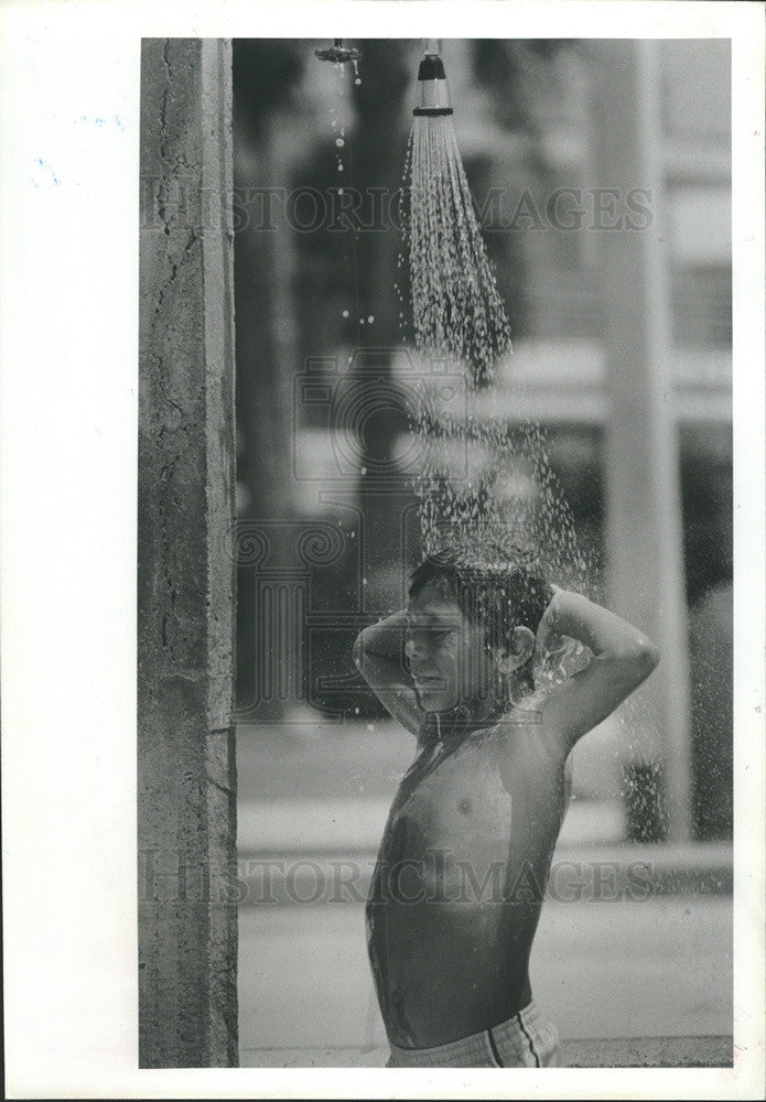 1981 Press Photo of a kid showering at Clearwater Beach in Florida - Historic Images