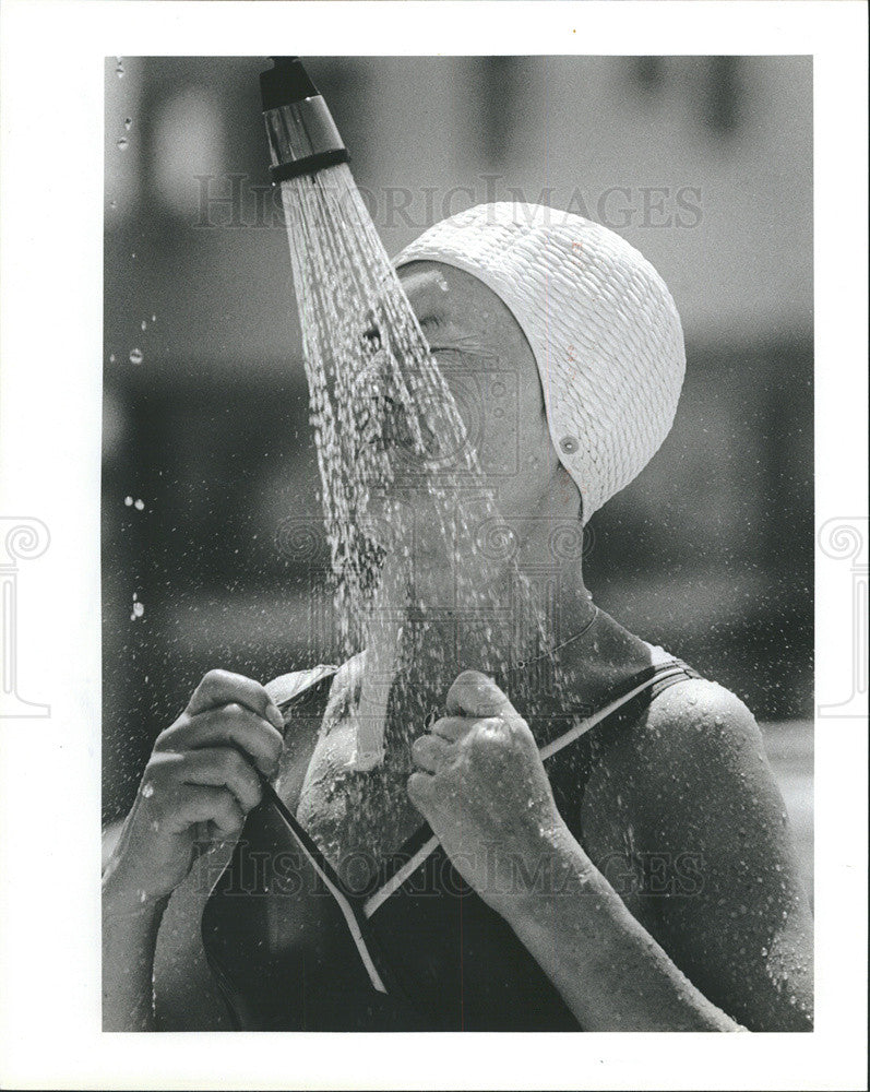 1981 Press Photo Florida beach showers to rinse off salt water - Historic Images