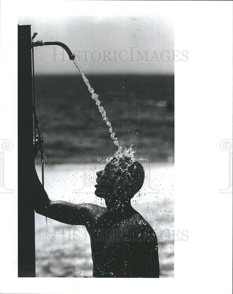 1987 Press Photo Brandon Ross of Tampa uses Florida beach showers - Historic Images