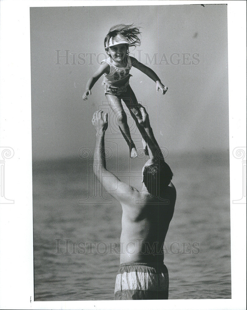 1991 Press Photo Bob Walker and daughter Allison enjoy day at  beach in Fla - Historic Images