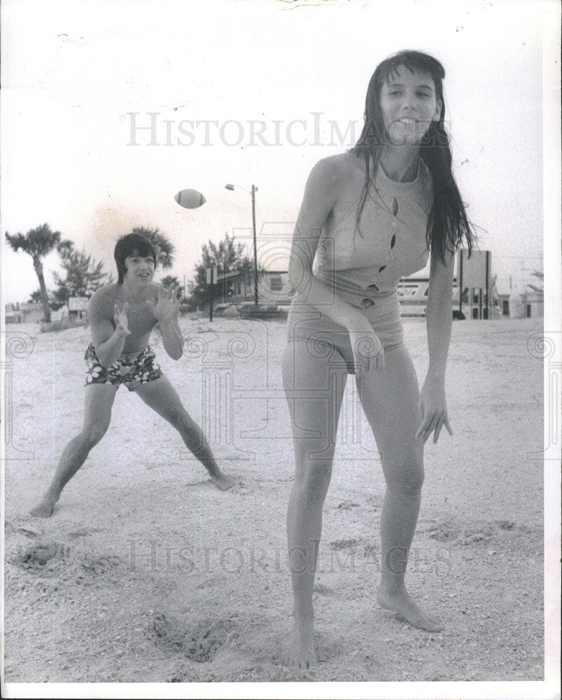 1971 Press Photo College Students Fernando Canizares And Cathye Chase At Beach - Historic Images