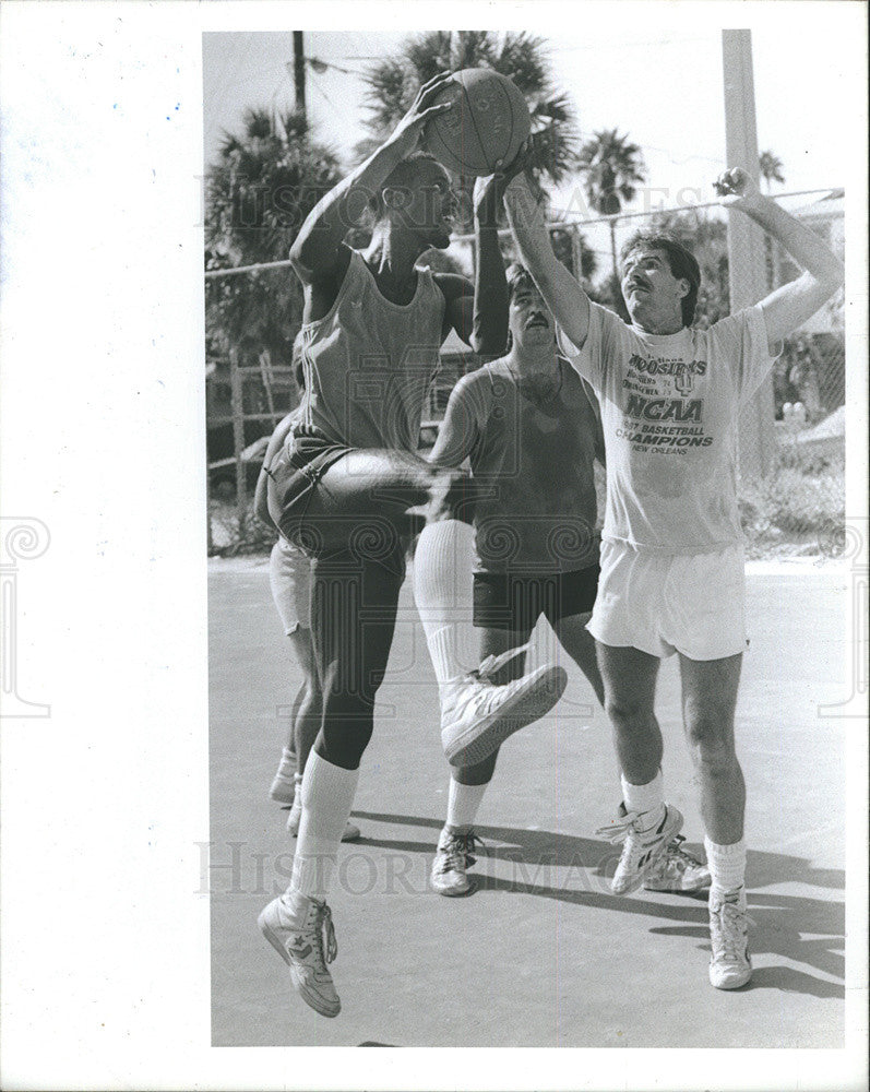 1987 Press Photo Lloyd Deans And John Sabo Play Basketball At Hurley Park - Historic Images