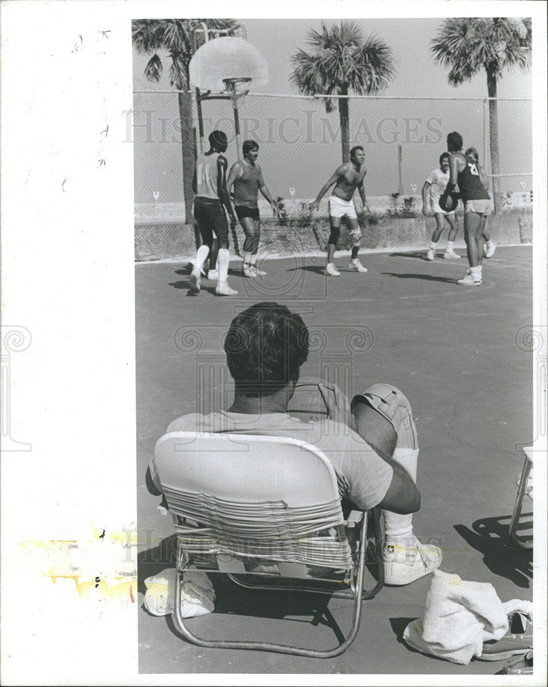 1987 Press Photo Ken Hertick Watches Basketball Game At Hurley Park, Florida - Historic Images