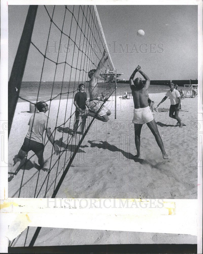 1972 Press Photo Group Playing Beach Volleyball At St. Petersburg, FL Beach - Historic Images