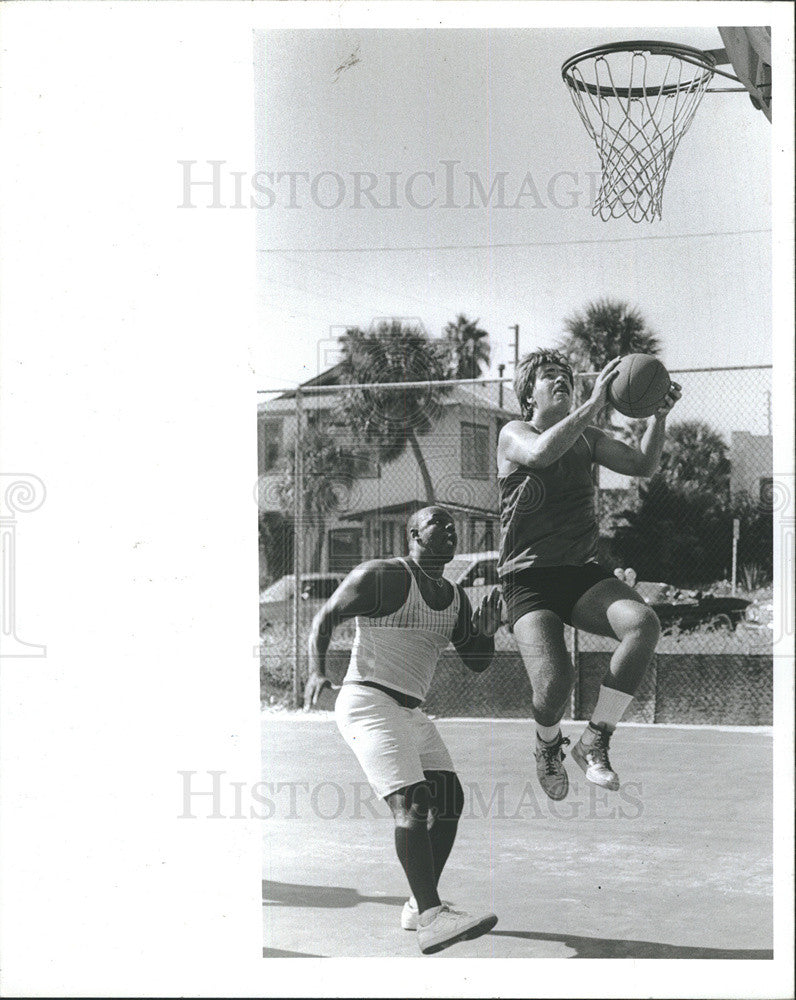 1987 Press Photo James Knox And Al Braithwaite Play Basktball At Hurley Park - Historic Images