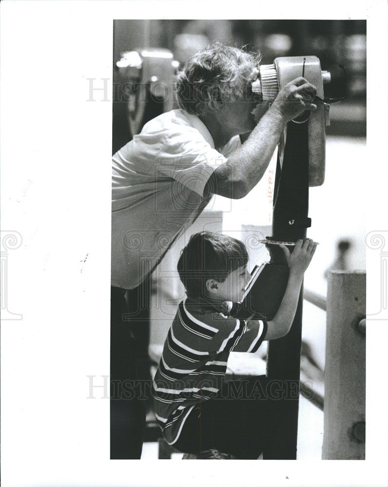 1990 Press Photo Checking out Clearwater Beach Oscar Owens grandson Joshua Long - Historic Images