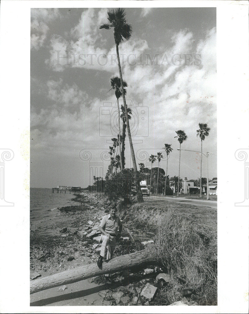 1984 Press Photo City Engineer John Herrick on Florida beach - Historic Images