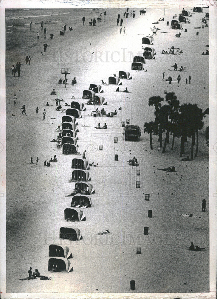 1975 Press Photo of an aerial view of people at Pinellas County beach in Florida - Historic Images