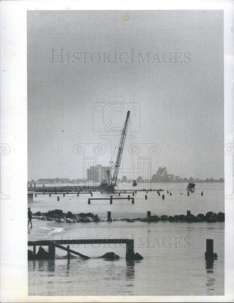 1976 Press Photo of jetties being built to stop erosion at Sunset Beach - Historic Images