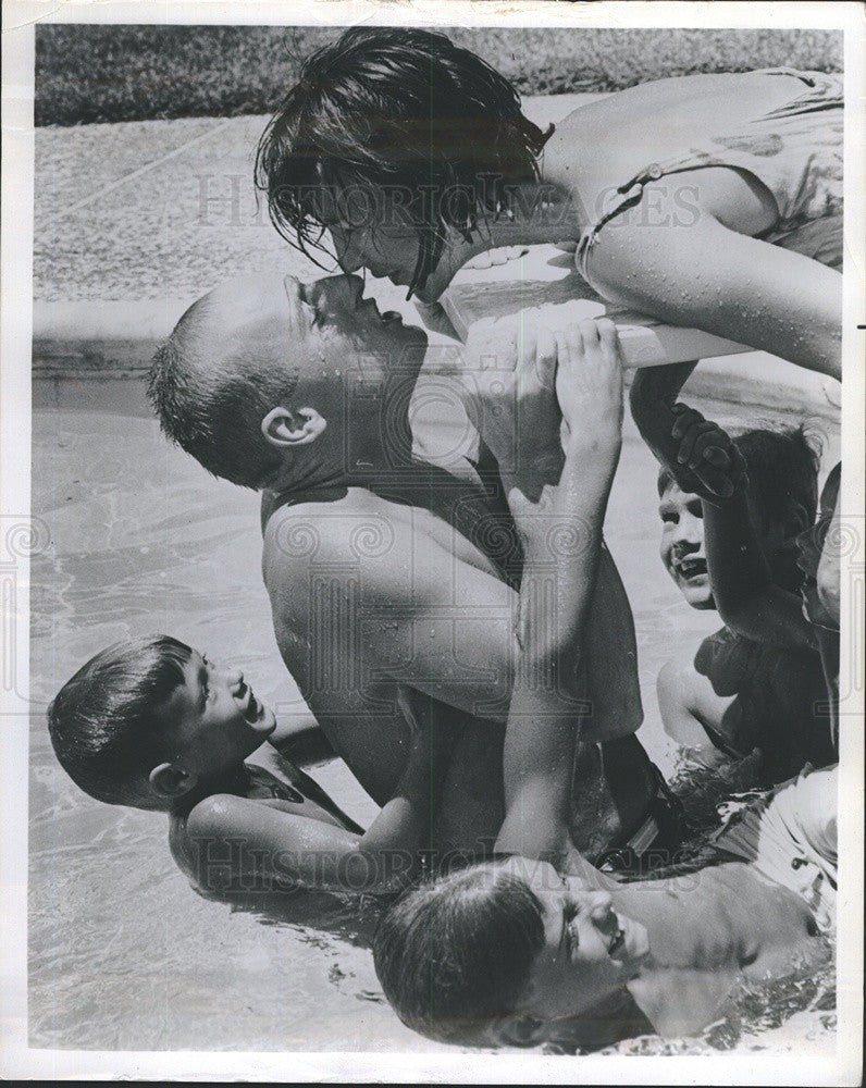 1965 Press Photo Lieutenant Commander Charles Conrad With Family Vacation - Historic Images